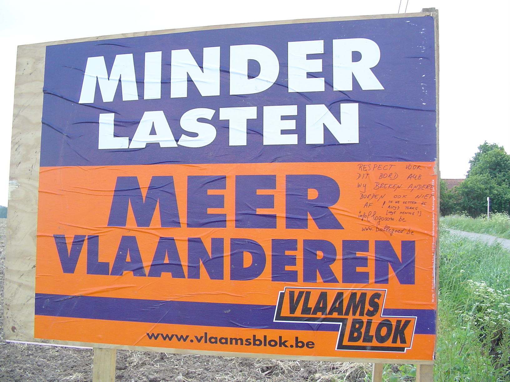 Op het bord met de toch absoluut niet racistische mededeling, vraag ik respect voor de mening van de plaatsers ervan.
